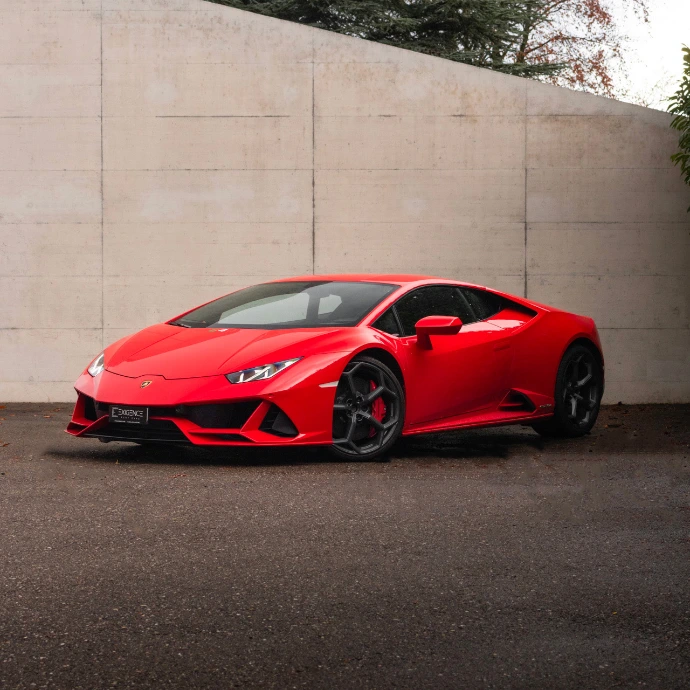 Lamborghini Huracán EVO vue extérieure, design anguleux et présence marquée. Location Lamborghini en Suisse.