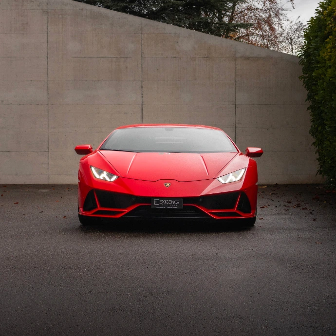 Vue avant Lamborghini Huracán EVO, signature lumineuse agressive et lignes affûtées. Location supercar Suisse.