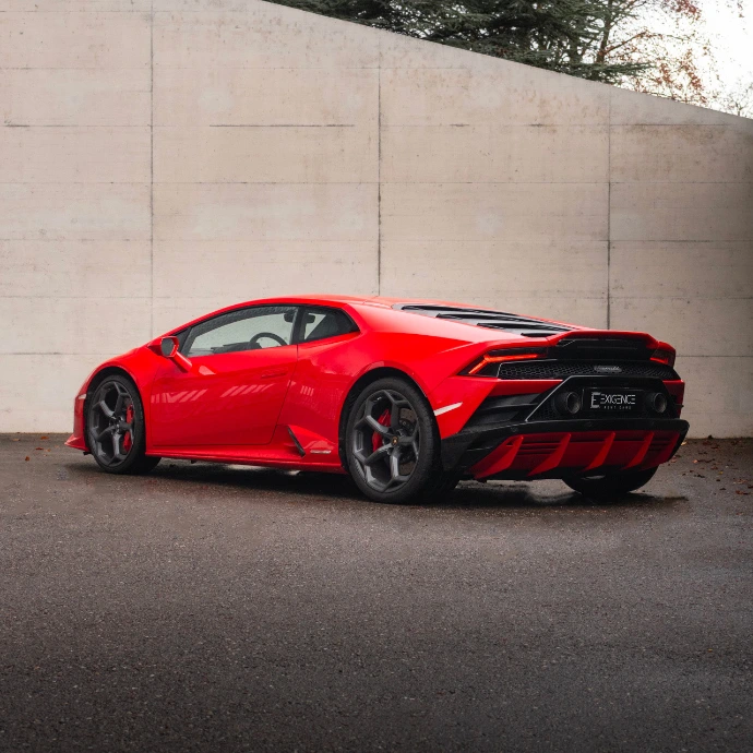 Profil Lamborghini Huracán EVO, proportions sportives et silhouette iconique. Location de supercar en Suisse.
