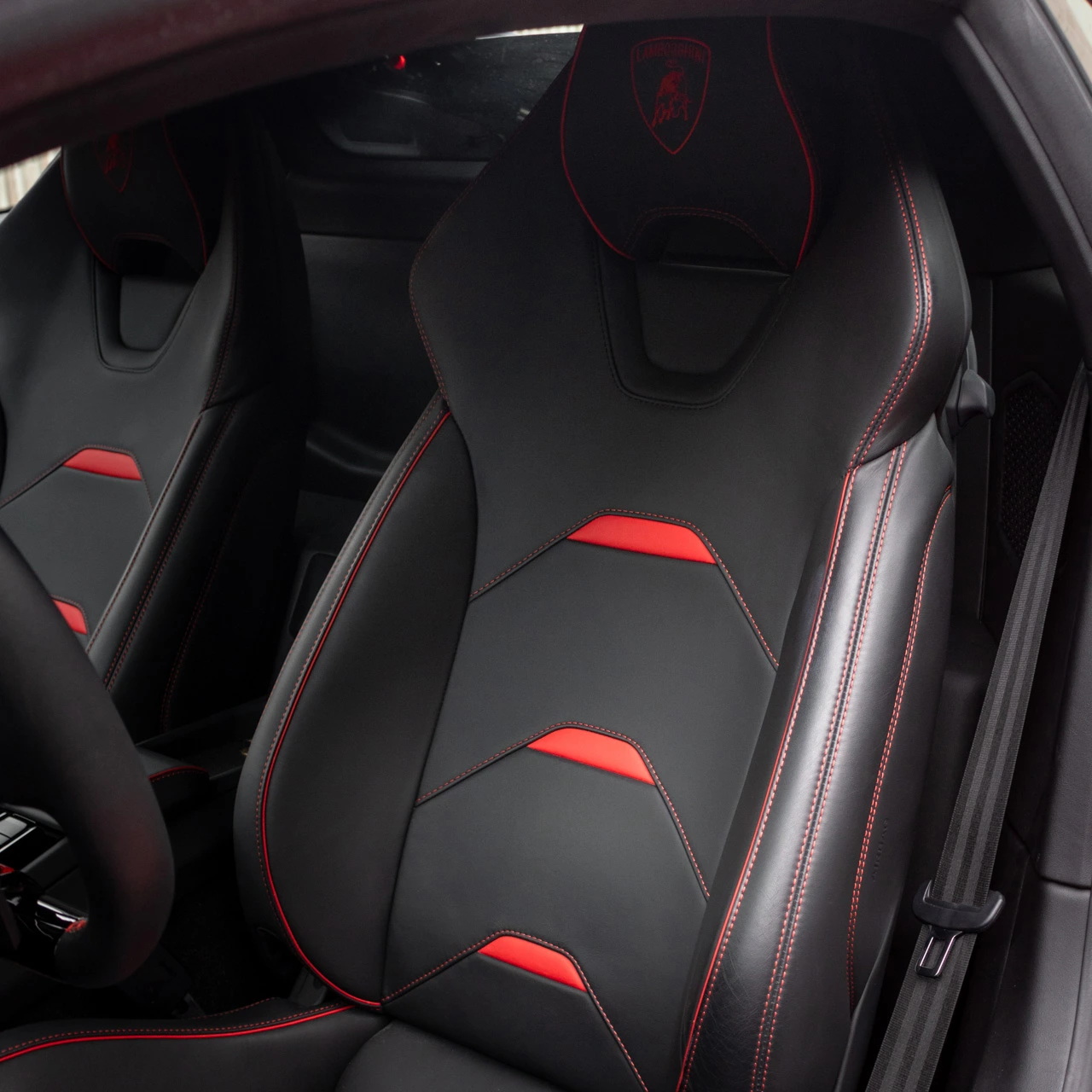 Sièges sport Lamborghini Huracán EVO, confort et maintien pour conduite dynamique. Location Suisse.