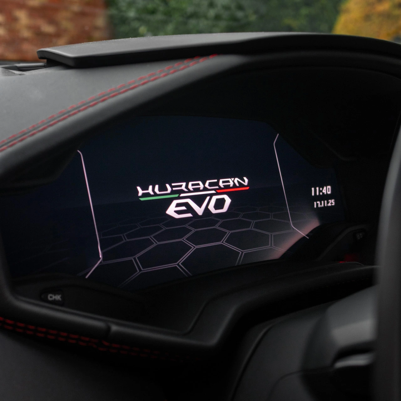 Poste de conduite Huracán EVO, écran tactile central et commandes intuitives. Location Lamborghini Suisse.