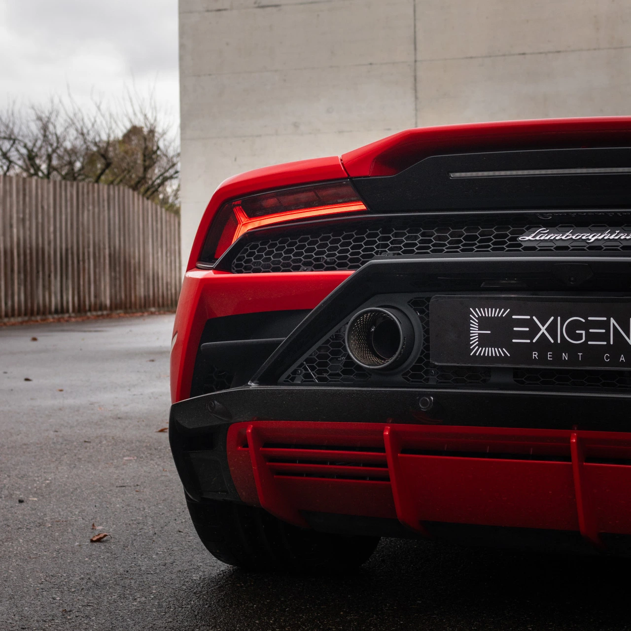 Vue arrière Lamborghini Huracán EVO, diffuseur et échappements sportifs. Location Lamborghini Suisse.