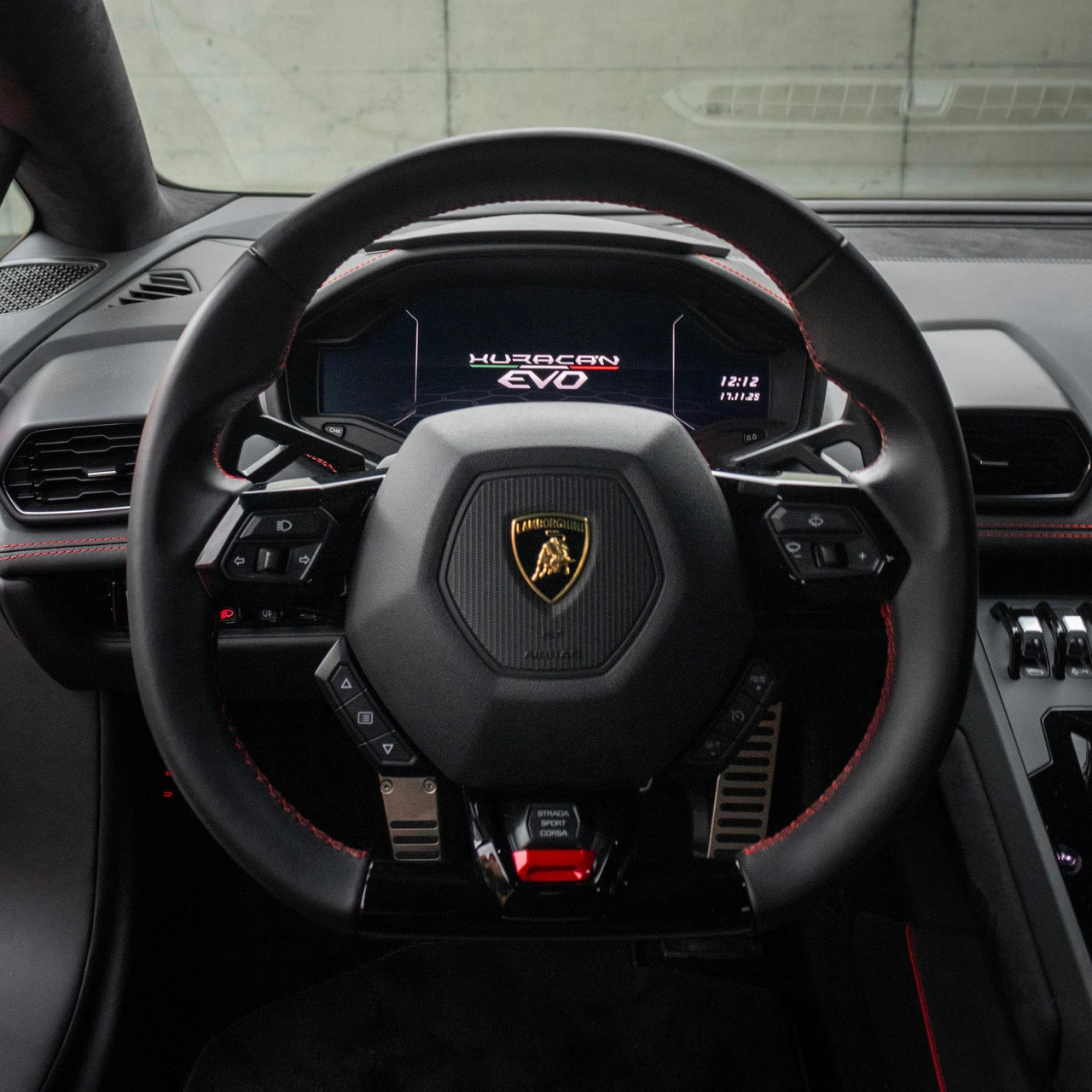 Intérieur Lamborghini Huracán EVO, cockpit orienté pilote et ambiance sportive. Supercar à louer en Suisse.