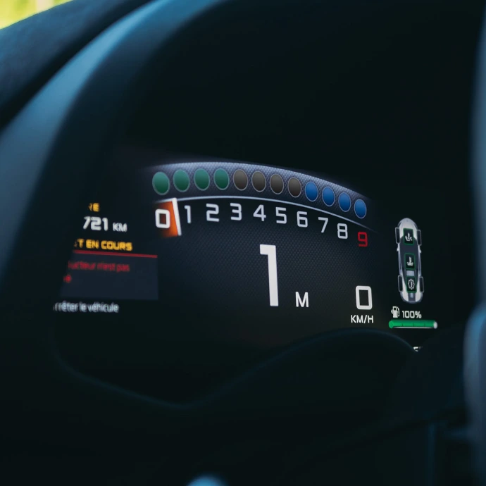 Poste de conduite McLaren 570S Spider, écran central et commandes intuitives. Location supercar Suisse.