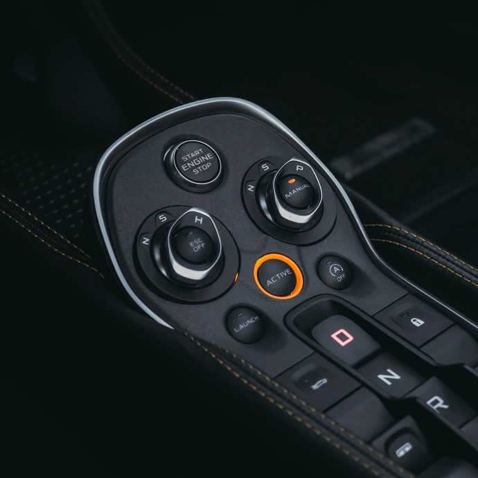 Détails intérieurs McLaren 570S Spider, matériaux haut de gamme et ambiance sportive. Exigence Rent Cars Suisse.