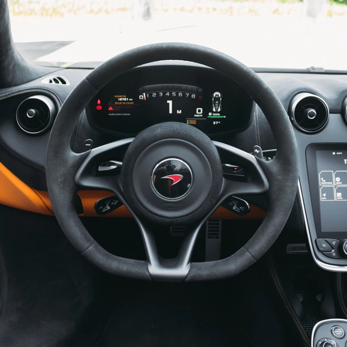 Intérieur McLaren 570S Spider, cockpit orienté pilote et finitions sport. Supercar à louer en Suisse.