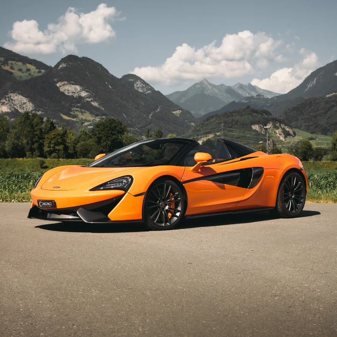 McLaren 570S Spider vue extérieure, design aérodynamique et lignes sculptées. Supercar disponible à la location en Suisse chez Exigence Rent Cars.