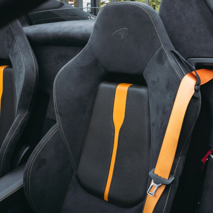 Sièges sport McLaren 570S Spider, maintien et confort pour conduite dynamique. Location voiture de prestige Suisse.