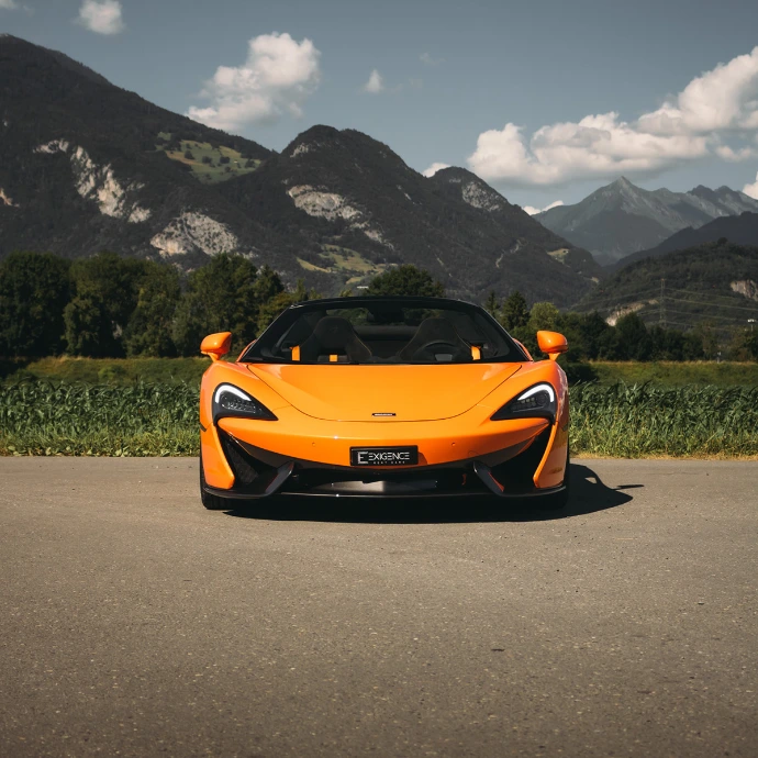Vue avant de la McLaren 570S Spider, signature lumineuse et carrosserie sportive. Location de supercar en Suisse, livraison possible.