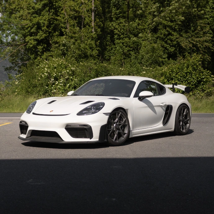 Porsche GT4 RS vue extérieure, design radical et aérodynamique de circuit. Location Porsche sportive en Suisse chez Exigence Rent Cars.