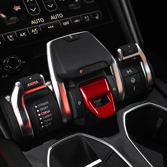 Détails intérieurs Lamborghini Urus S, matériaux soignés et ambiance sportive. Location Suisse.