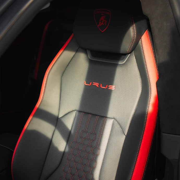 Sièges Lamborghini Urus S, confort premium et maintien optimal. Location SUV Suisse.