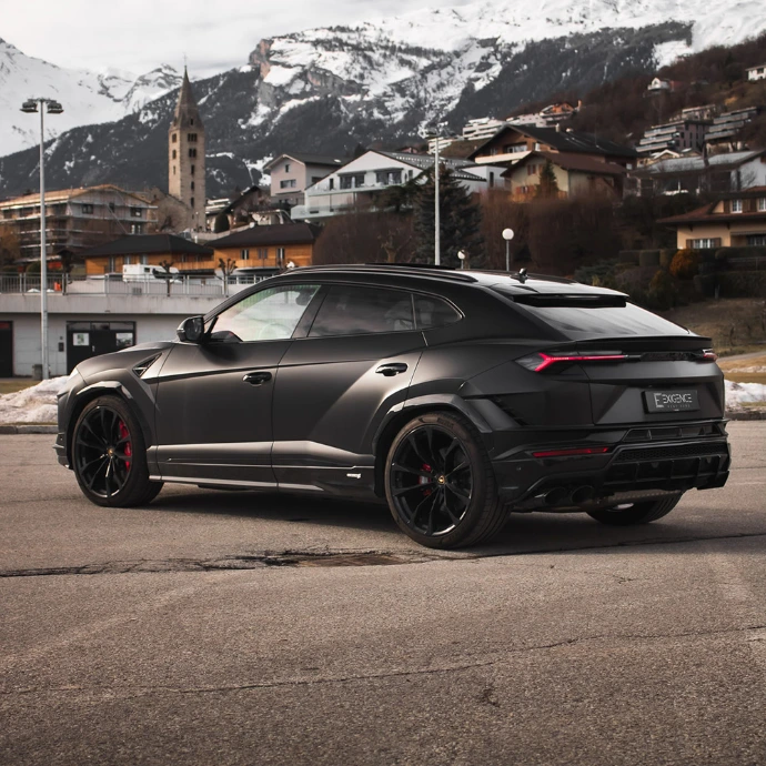 Profil Lamborghini Urus S, équilibre entre sportivité et élégance. Location SUV haut de gamme Suisse.