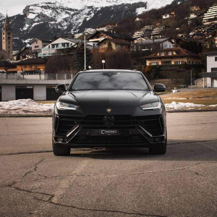 Vue avant Lamborghini Urus S, calandre agressive et lignes puissantes. Location SUV performance Suisse.