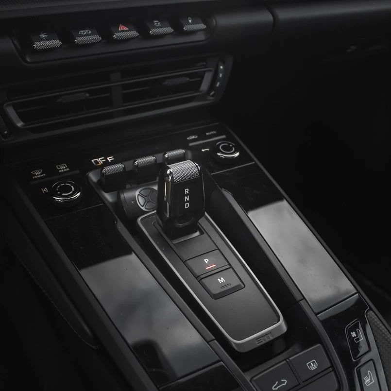 Détails intérieurs Porsche 992 4 GTS, finitions soignées et ambiance sportive. Exigence.