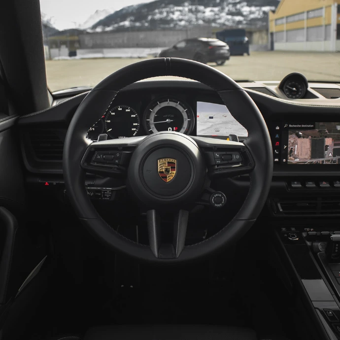 Intérieur Porsche 992 4 GTS, cockpit moderne et ergonomique. Location sportive Suisse.