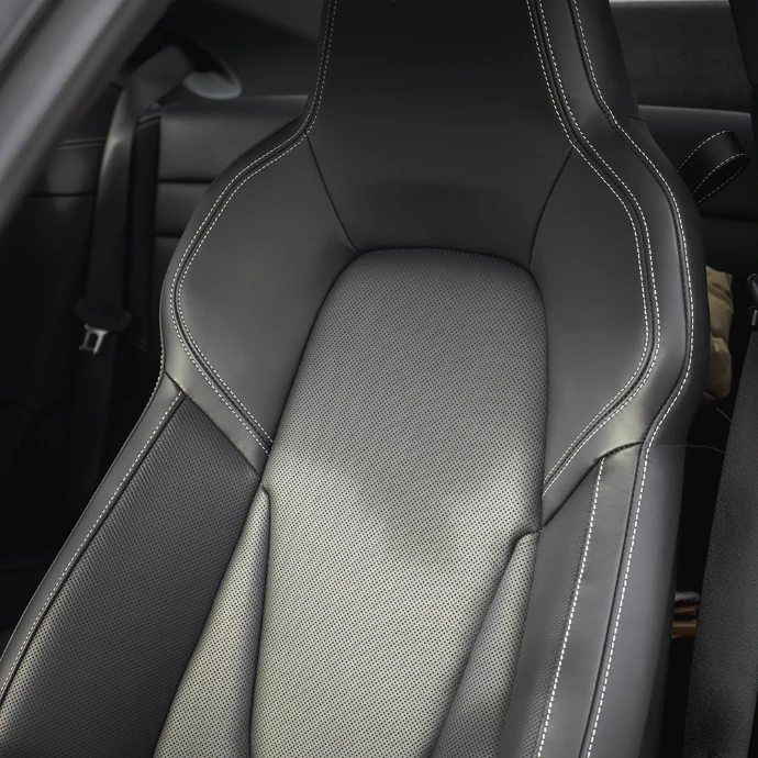 Sièges sport Porsche 992 4 GTS, confort et maintien pour conduite dynamique. Suisse.