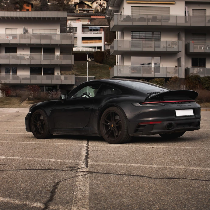 Profil Porsche 992 4 GTS, lignes fluides et équilibre parfait. Location Porsche Suisse.