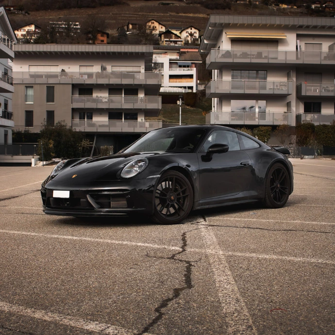 Porsche 992 4 GTS vue extérieure, design intemporel et allure sportive. Location Porsche en Suisse.