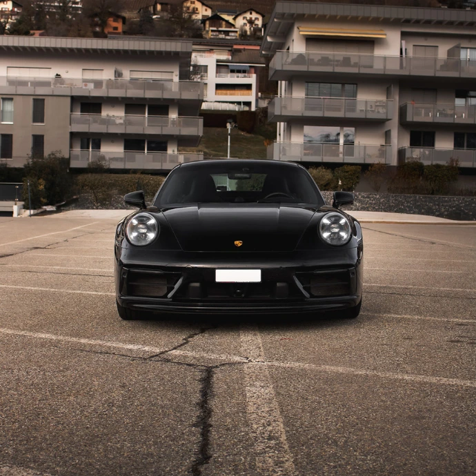 Vue avant Porsche 992 4 GTS, signature lumineuse moderne. Location voiture sportive Suisse.