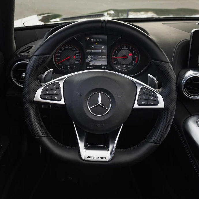 Intérieur Mercedes-AMG GTC, cockpit orienté conducteur et finitions sport. Suisse.