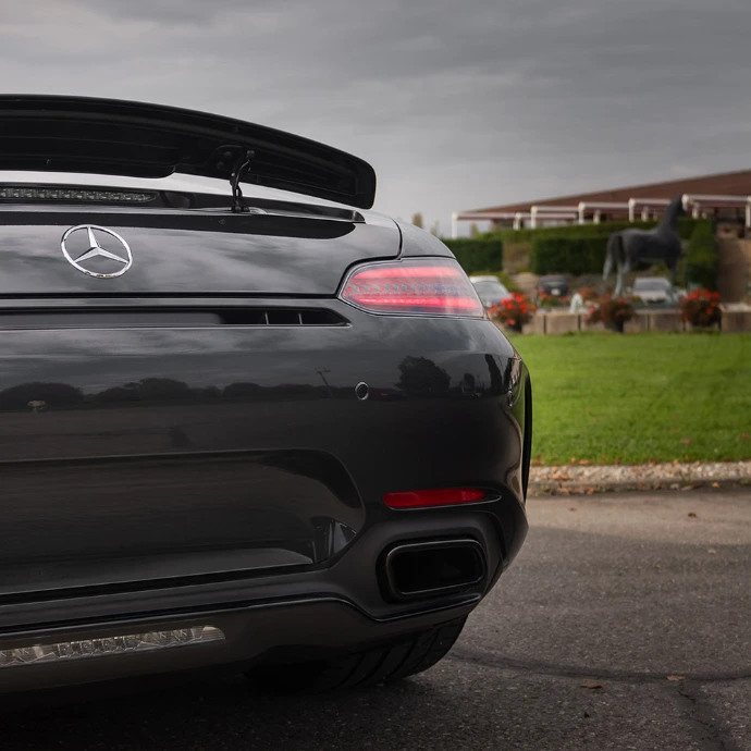 Vue arrière AMG GTC, échappements sport et diffuseur. Location Mercedes Suisse.
