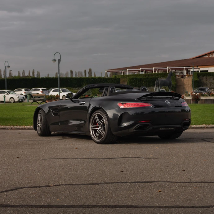 Profil Mercedes-AMG GTC, proportions sportives et élégance affirmée. Location AMG.