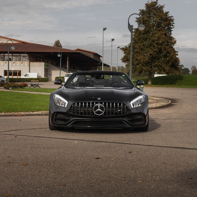 Vue avant Mercedes-AMG GTC, calandre Panamericana et allure agressive. Location Suisse.