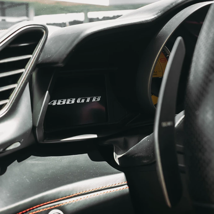 Poste de conduite Ferrari 488 GTB, volant multifonction et commandes intégrées. Suisse.
