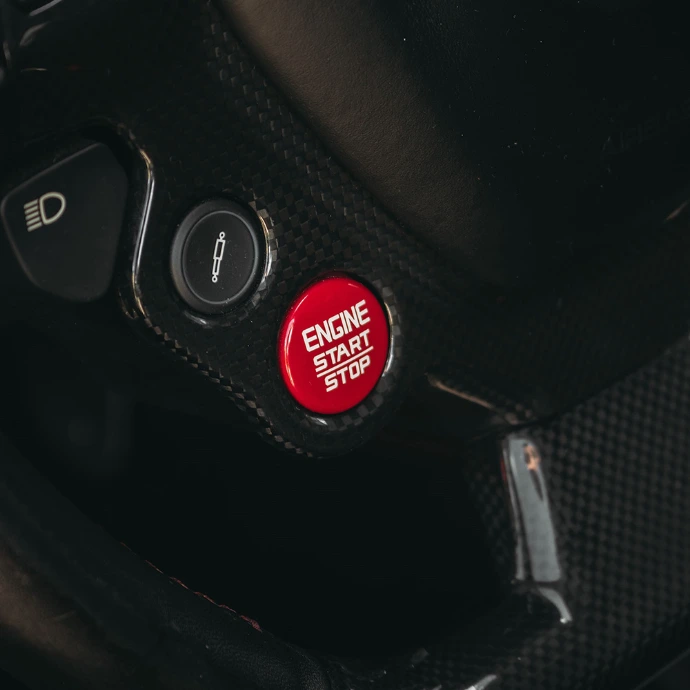 Détails intérieurs Ferrari 488 GTB, finitions soignées et esprit performance. Exigence.