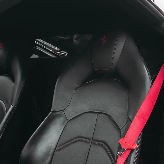Sièges sport Ferrari 488 GTB, maintien et confort de conduite. Location Suisse.
