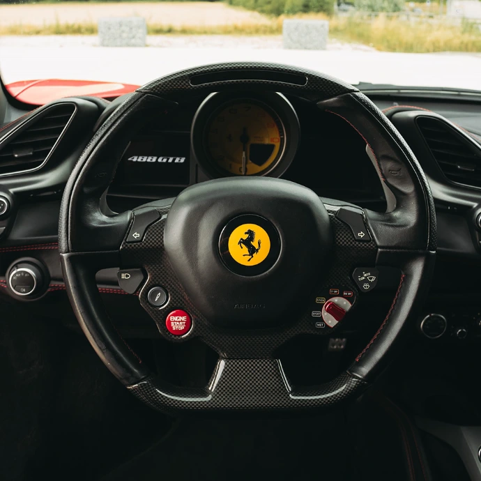 Intérieur Ferrari 488 GTB, cockpit orienté pilote et ambiance racing. Suisse.