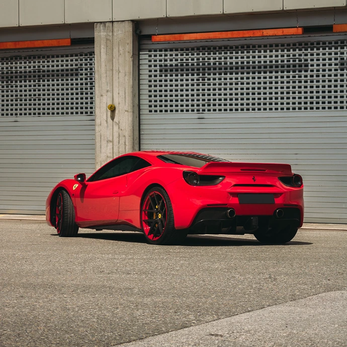 Profil Ferrari 488 GTB, silhouette basse et sportive. Location supercar Suisse.