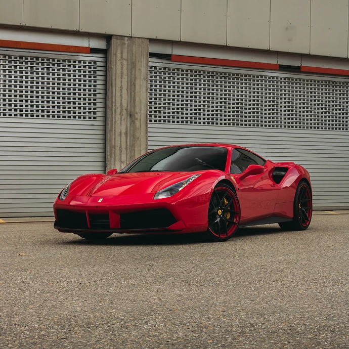 Ferrari 488 GTB vue extérieure, lignes fluides et design italien. Location Ferrari Suisse.